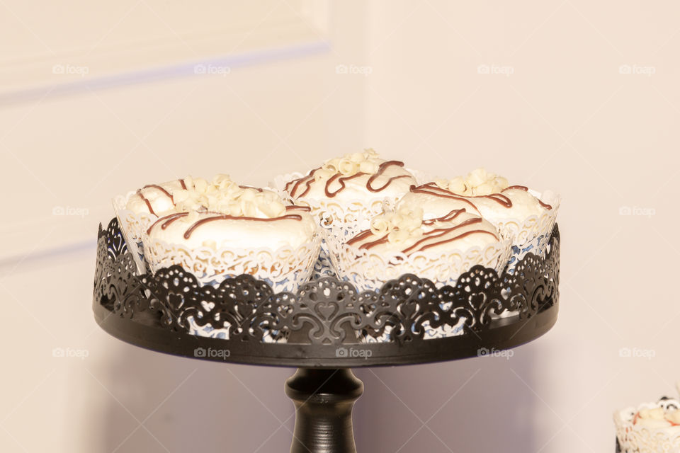 vanilla caramel striped cupcakes on a cupcake tower