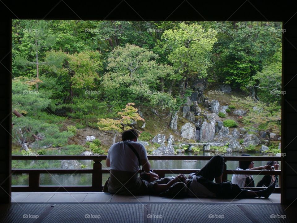 Contemplation . A couple in a zen temple in Kyoto (Japan) 
