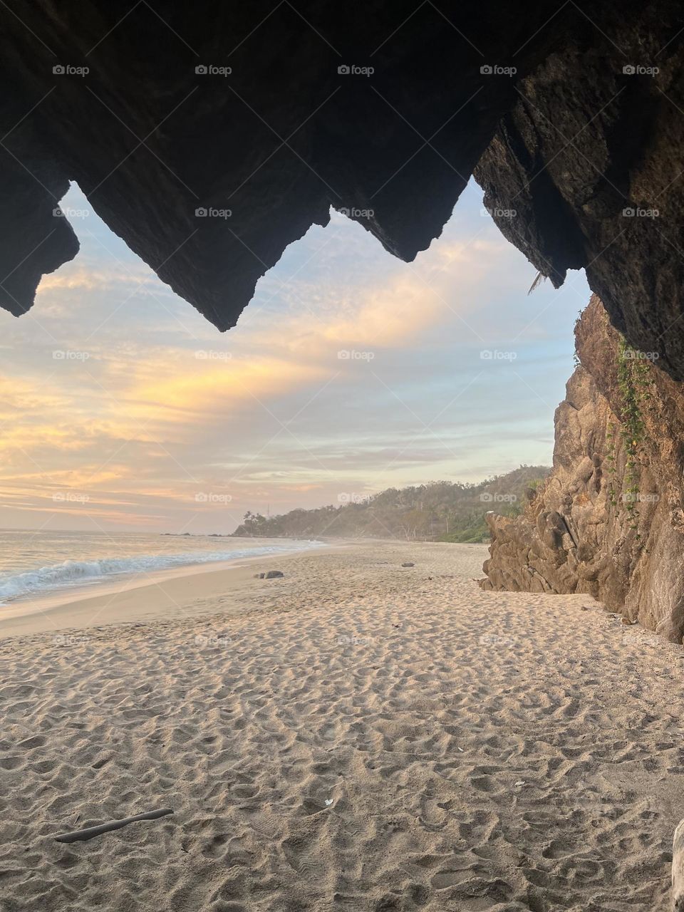 Hermosa vista saliendo de una cueva de rocas