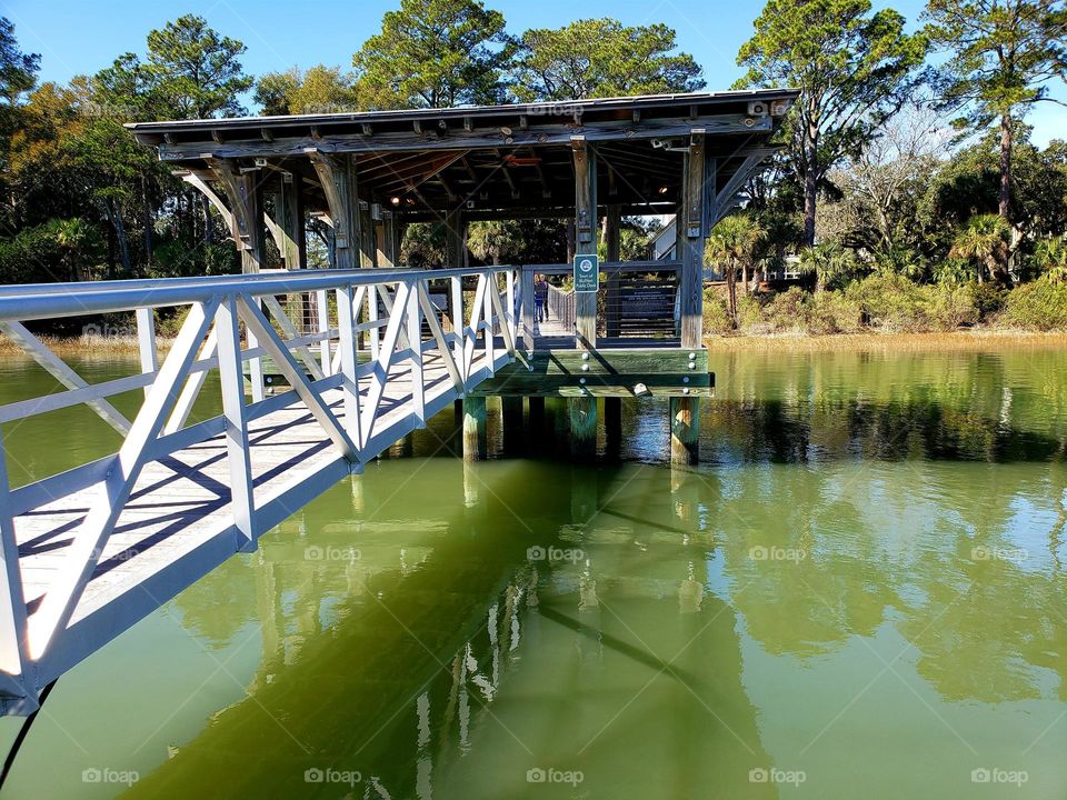 bello puentecito en la bahía