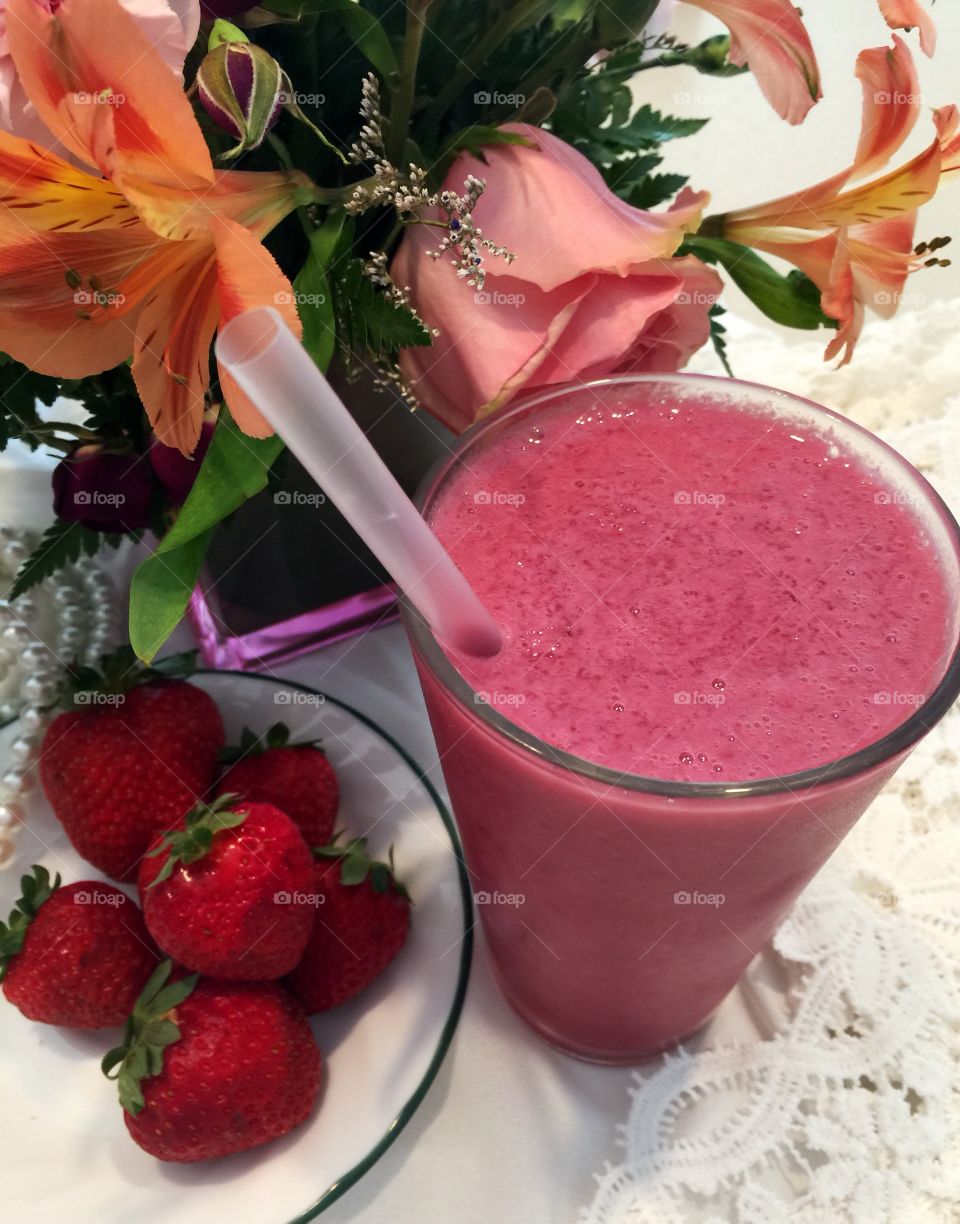 Smoothie and strawberries 