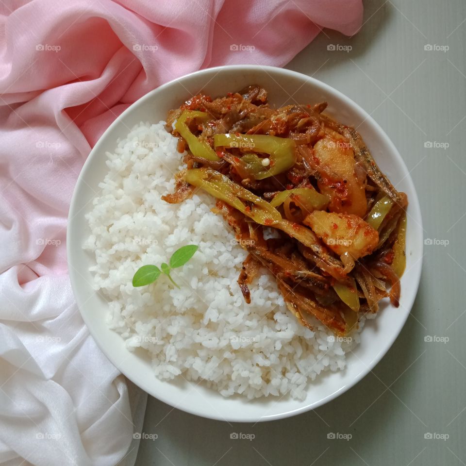 Sri Lankan rice and curry dish .