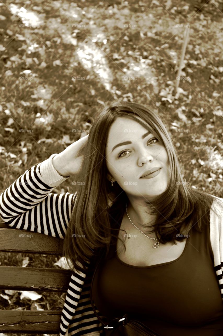 Осень. Портрет красивой женщины девушки. Девушка улыбается. Улыбка. Портретный снимок. Фото. Лицо