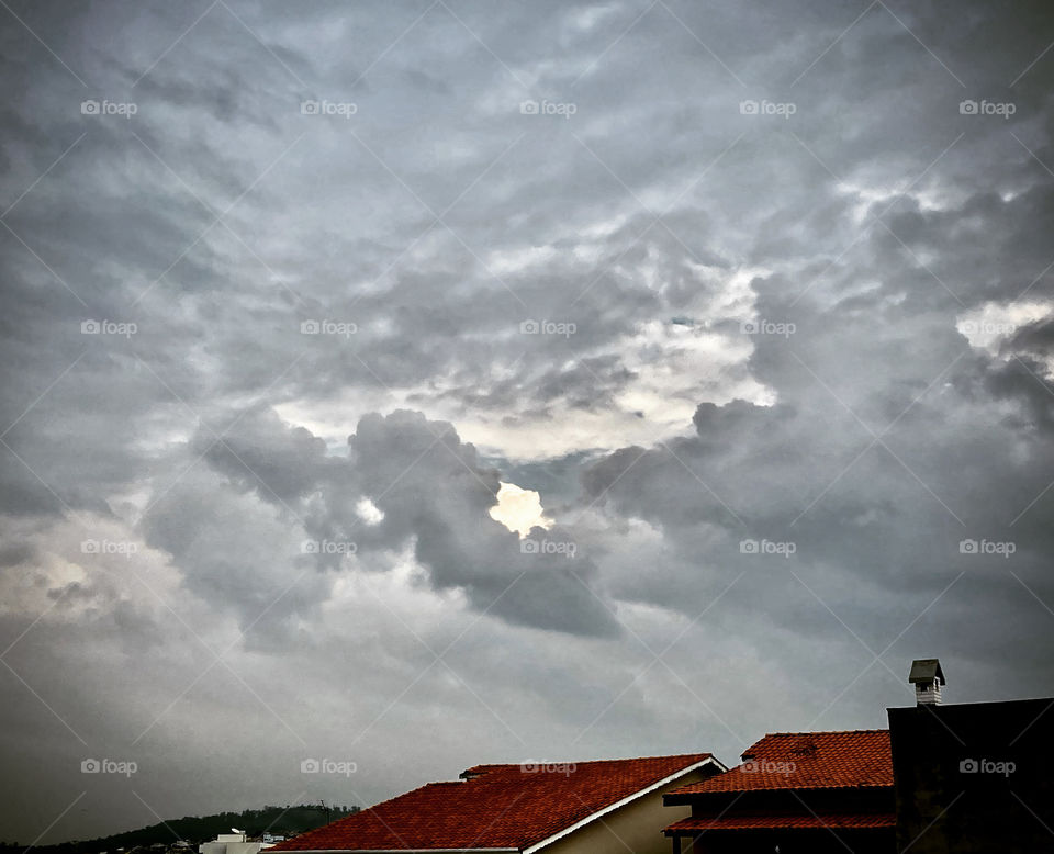 Entardecer bem gelado. Mas eis que em meio a tantas nuvens, há um “buraco branco” no meio do cinza.

Só pra confirmar: estamos no outono, certo?