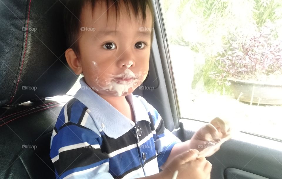 He is adorable with ice cream ❤️