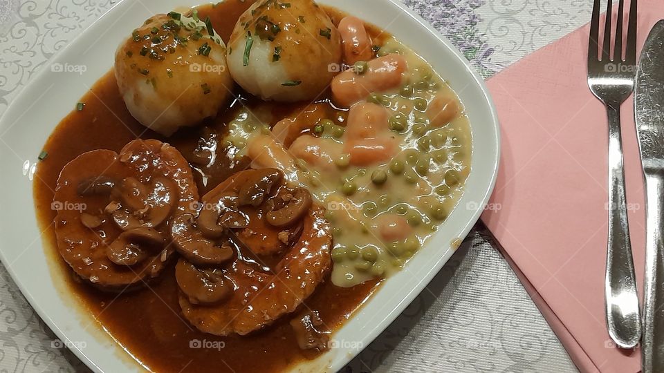 Rollbraten mit Kartoffelklößen und Gemüse