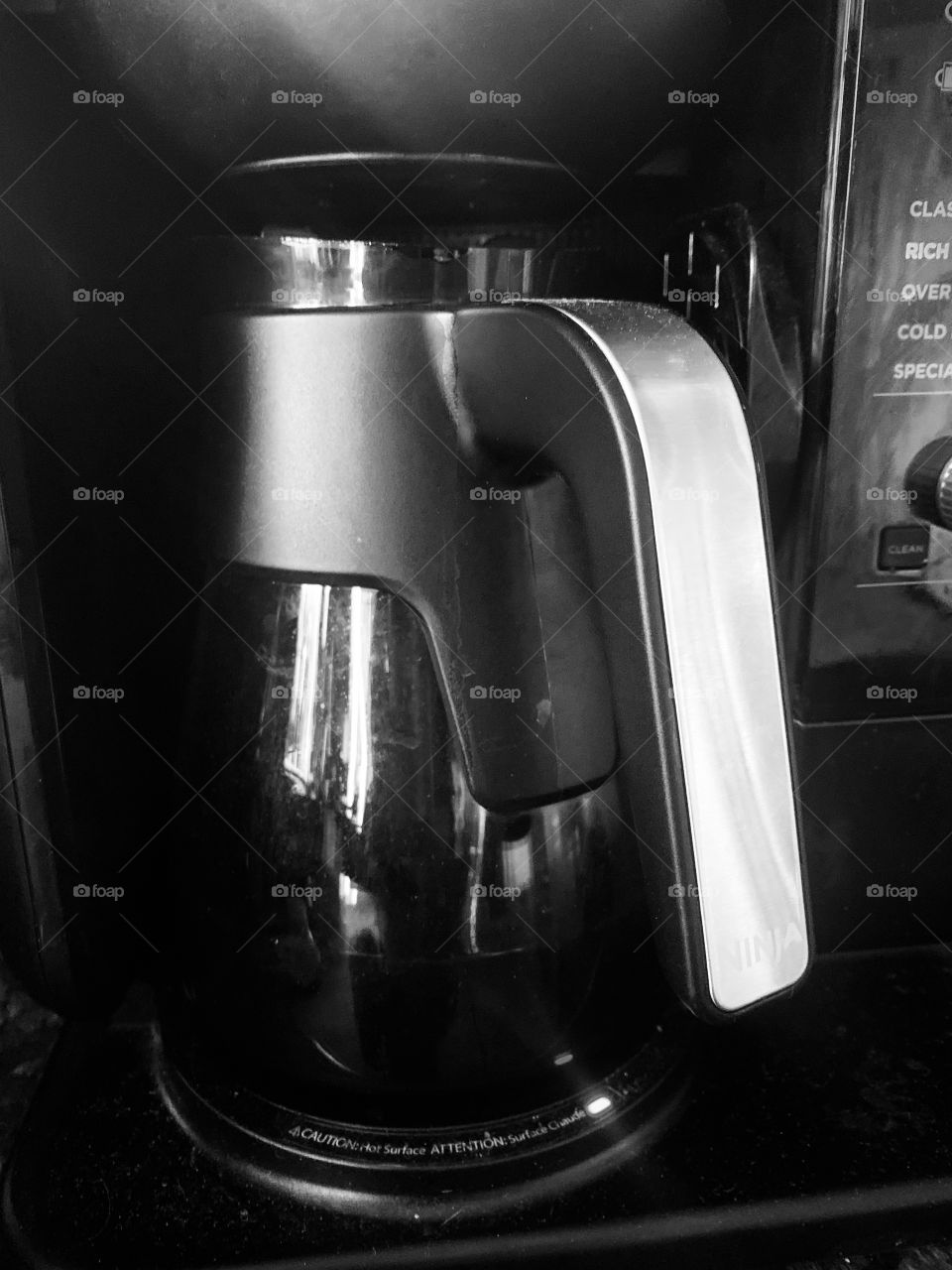 Coffee maker and coffee pot 