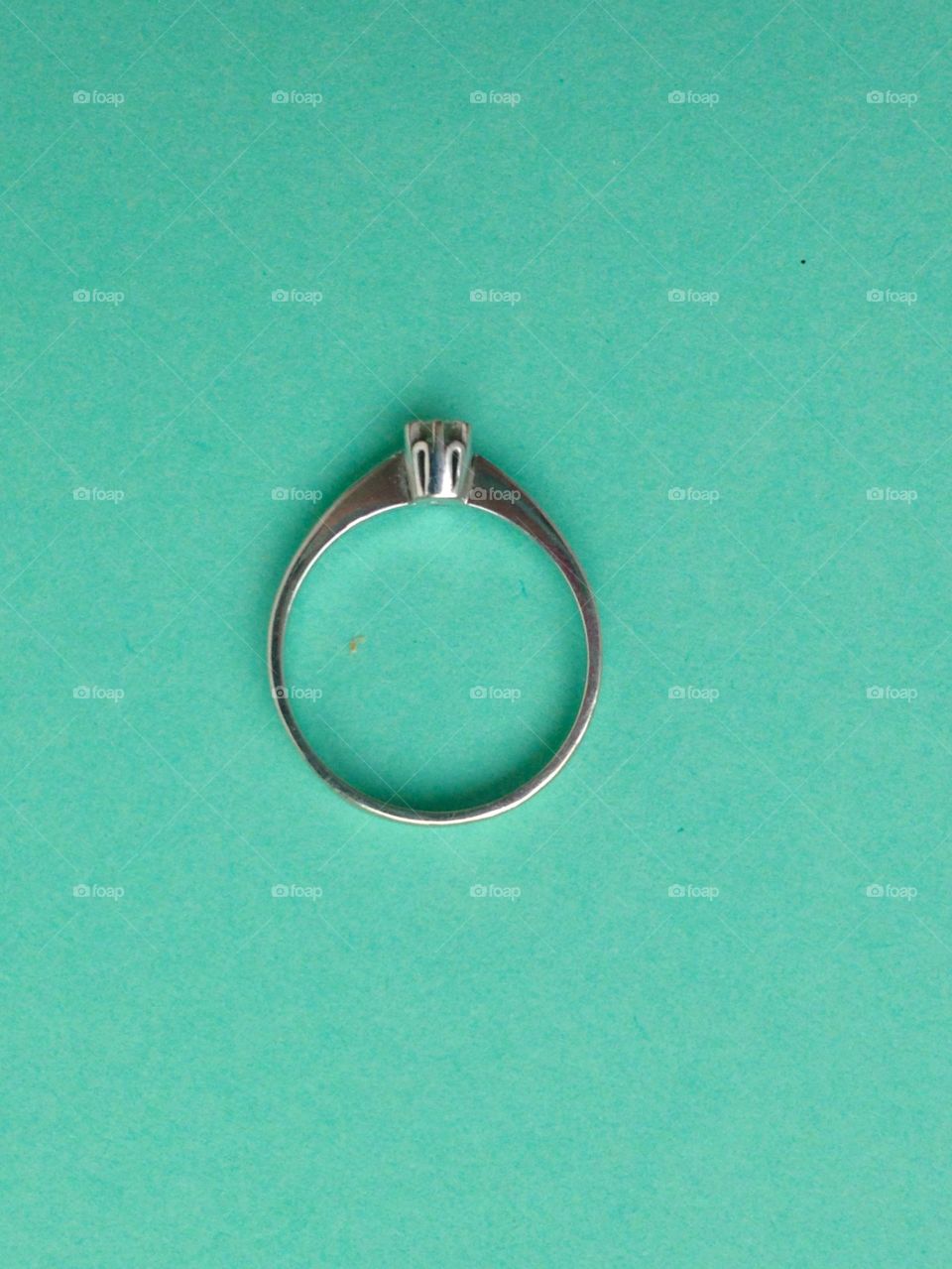 ring on green 