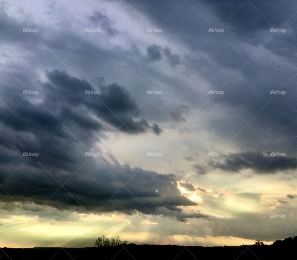 Entardecer que nos traz motivação!

O céu nublado-prateado com o sol reluzente-dourado, mostrando a beleza do fim do dia.

Como não se inspirar com a beleza da natureza?