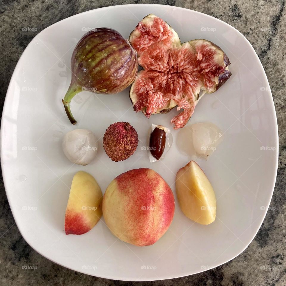 🇺🇸 Delicious fruits for today: fig, lychee and peach.  All healthy and fresh! / 🇧🇷 Frutas deliciosas para hoje: figo, lichia e pêssego. Todas saudáveis e frescas!