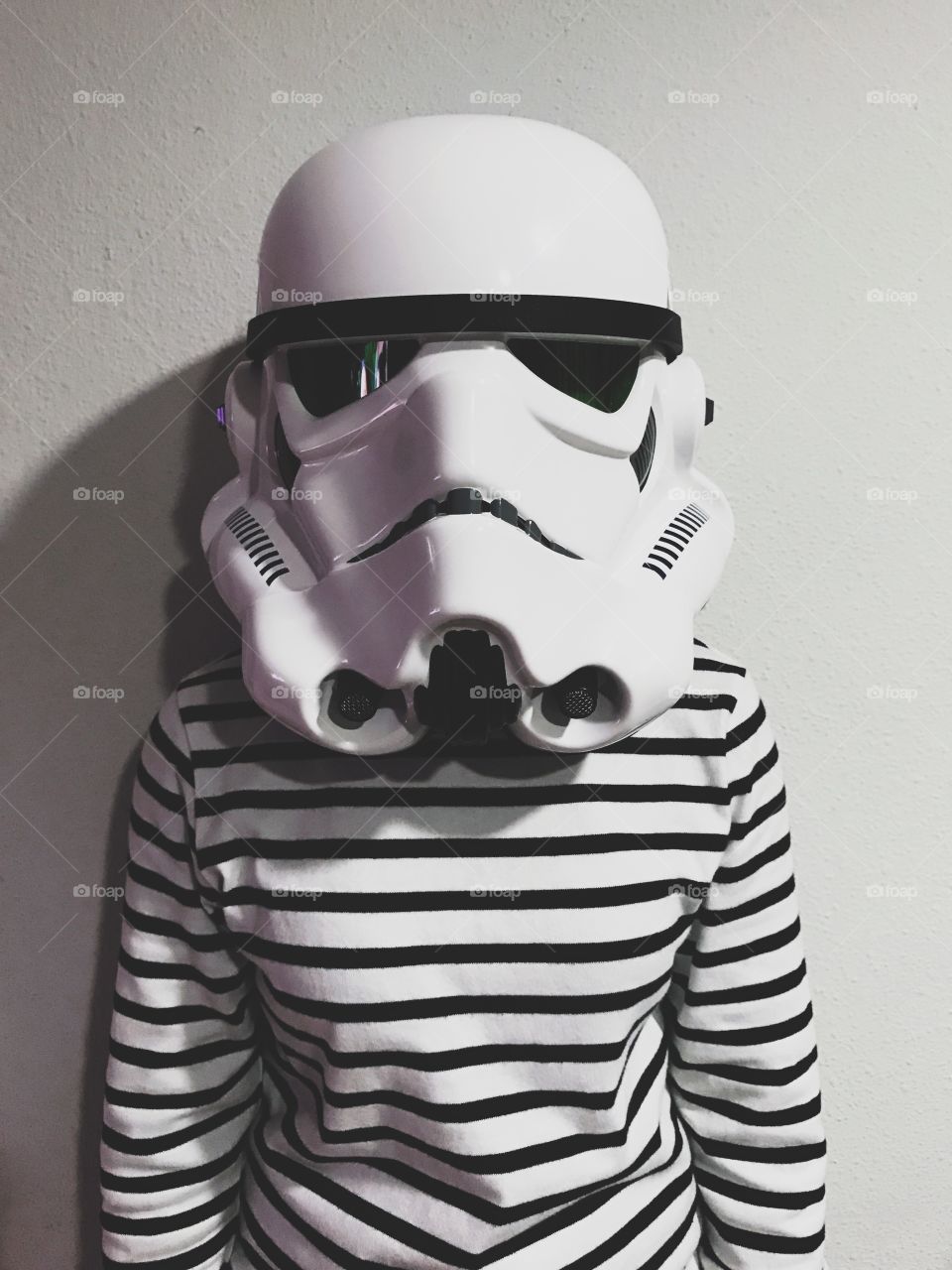 How to avoid human contact and being cute at the same time? Put on your Storm Trooper’s helmet, eventhough it seems like the ration of your head to your body is 5:1.