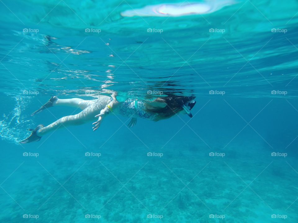 teen girl snorkeling in Roatan