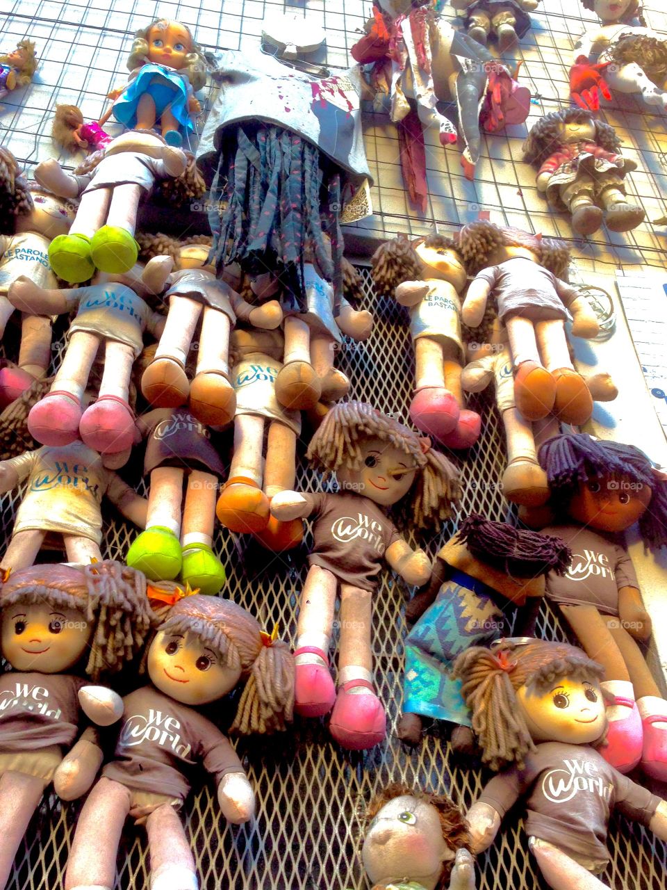 Wall of dolls, Milan