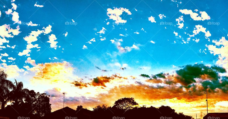 ‪#Entardecer pelos lados da Divisa de #Itupeva com #Jundiaí. ‬
‪Que #céu maravilhoso!‬
‪🌄‬
‪#natureza #inspiração #fotografia #cores #mobgraphia #infinito #nuvens #sol #sky #sun #house #landscape ‬