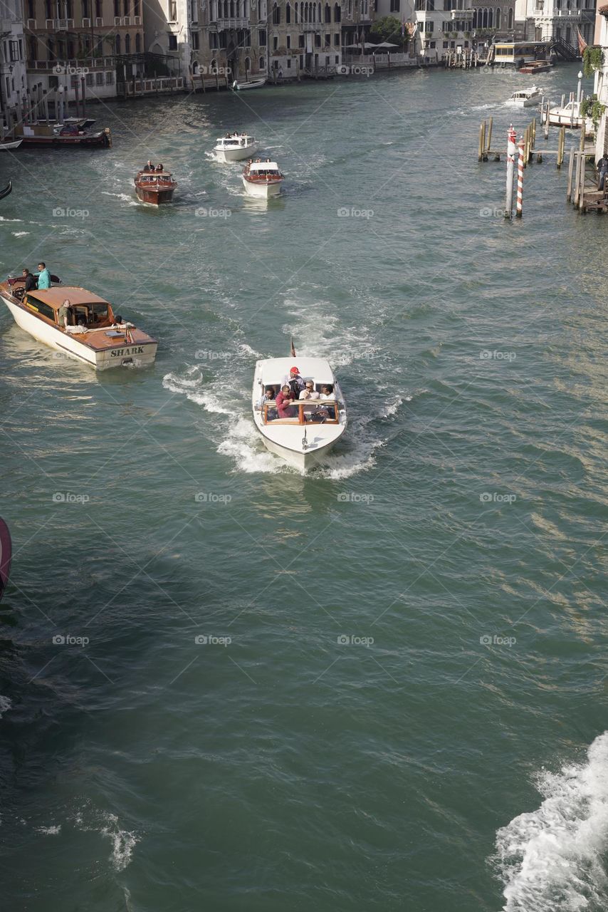 lancha recorriendo gran canal de Venecia