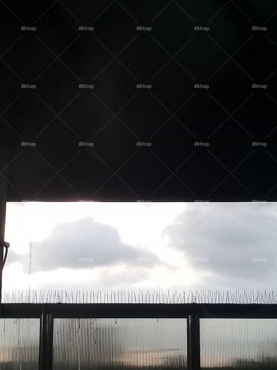 cielo tormentoso de verano sobre una ciudad.  Fotografía tomada desde la ventana de un punto alto en la estación de tren de Moreno, provincia de Buenos Aires.  Argentina