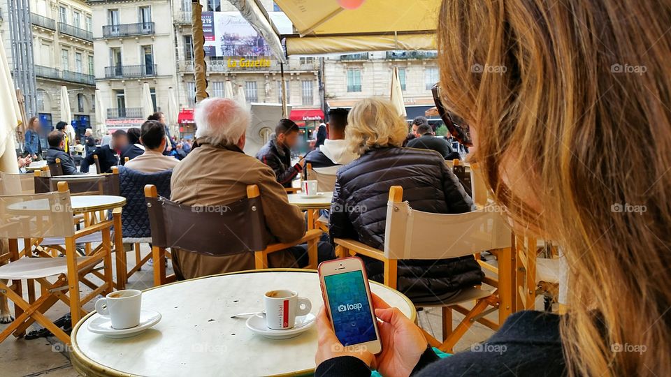 foaping in a café