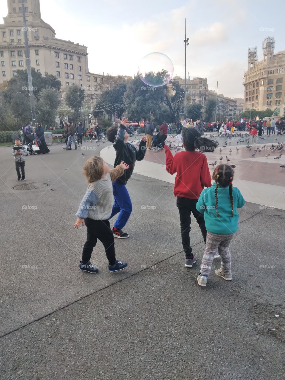 niños se divierten con las pompas