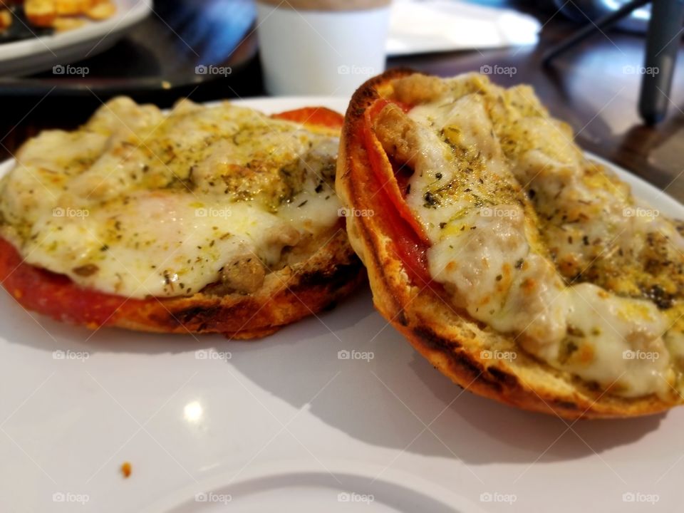 pizza bagel