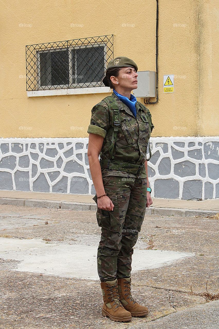 Soldado español en posición de firmes en la parada militar de despedida del comandante general de Ceuta.2019.Garcia Aldave.