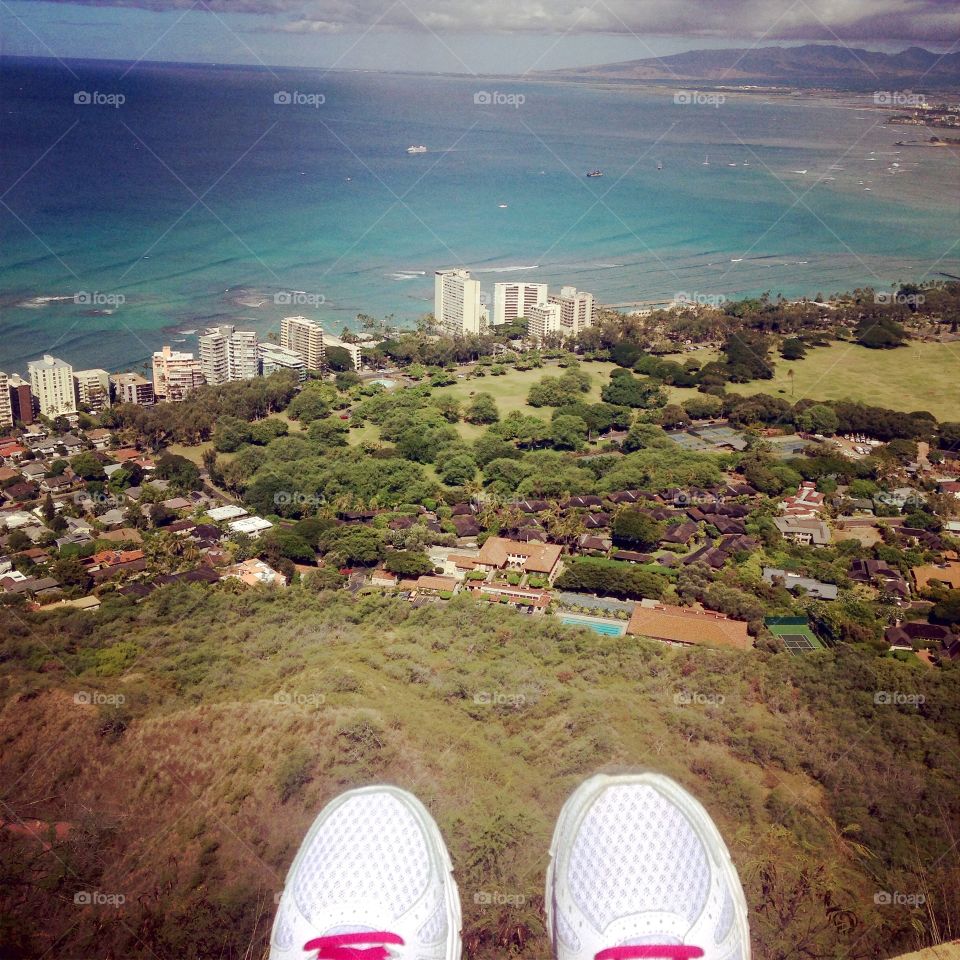 Hiking in Hawaii with a beautiful view of the blue ocean 