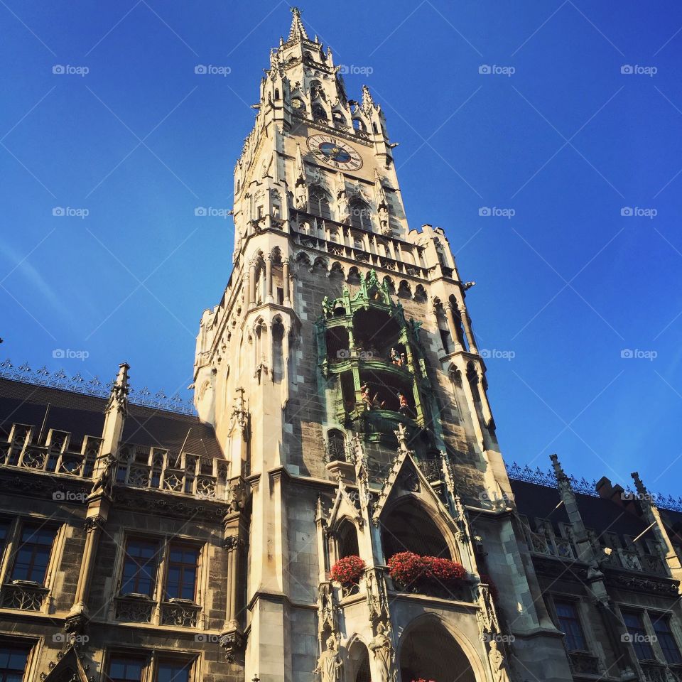 The architecture is impressive, and you can enjoy the unique performance of dancing statues and bells ringing across the vast space of the square.