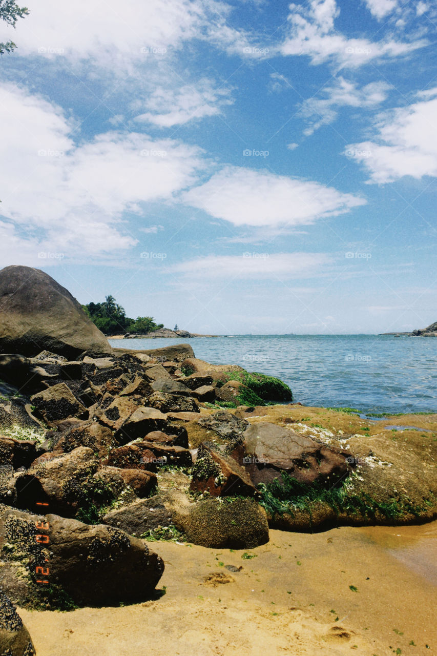 Paisagem das pedras na praia