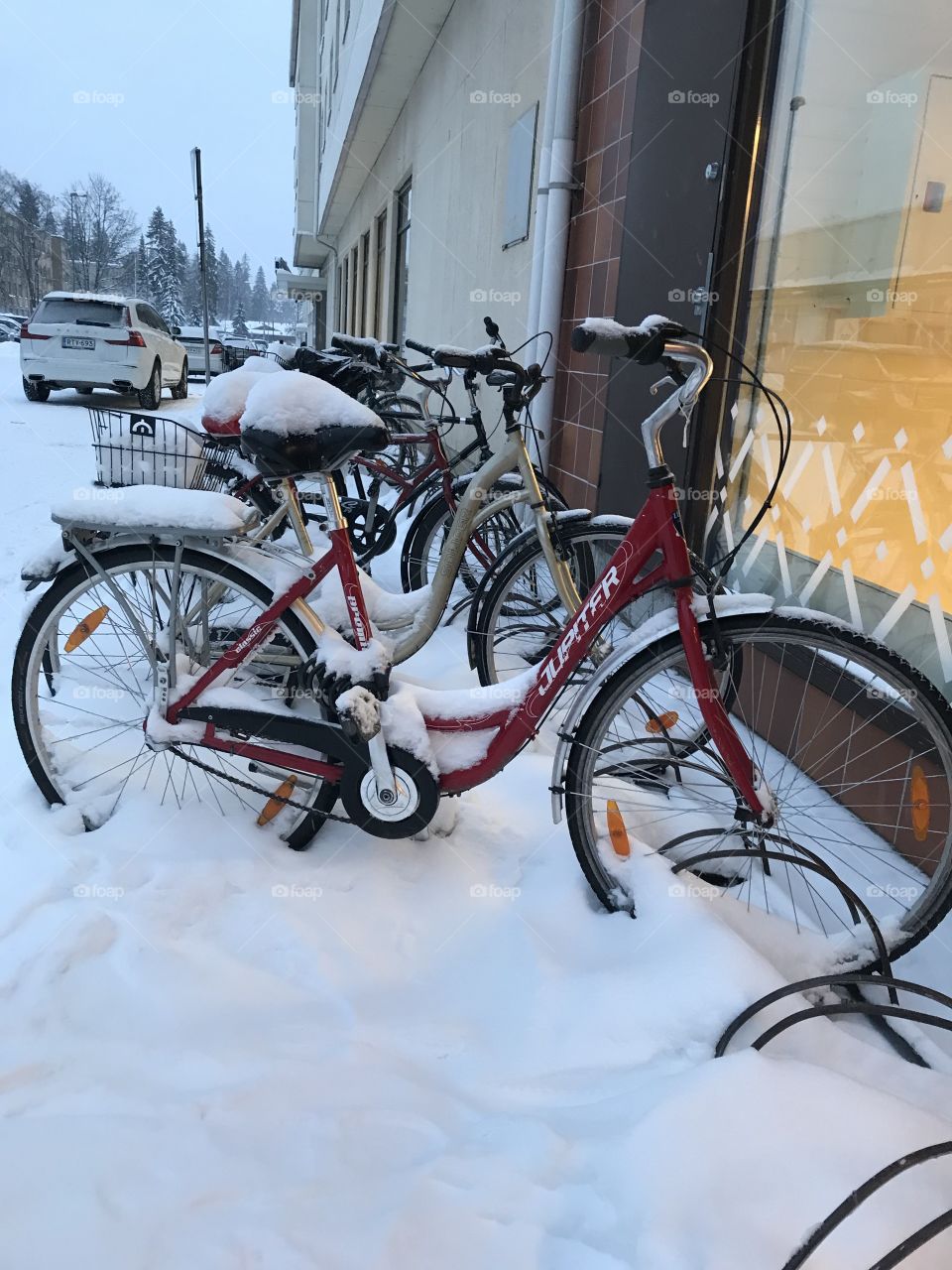 велосипеды на морозных улицах иматры. bicycles freeze on the streets of the Finnish city of Imatra, walk in the cold.