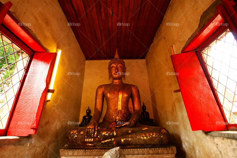 Red window in the Thai temple.