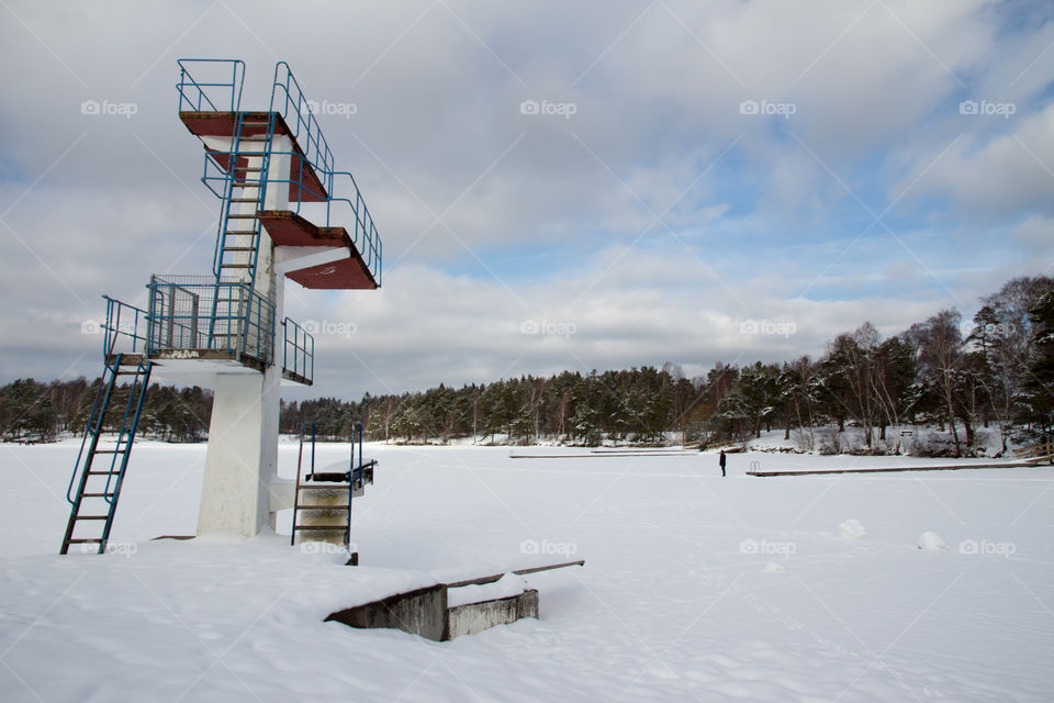 Longing for summer. Beach and diving tower in snow, Sweden - längtar efter sommar. Badplats med strand , brygga, och hopptorn i snö, kåsjön Partille , Sverige