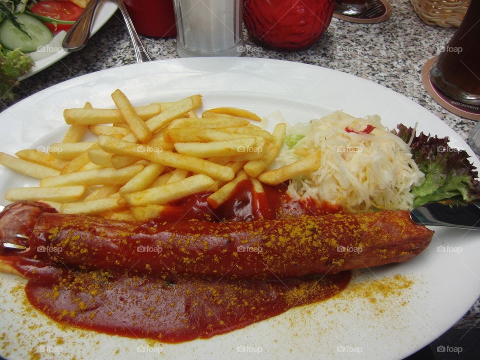 Currywurst mit Pommes
