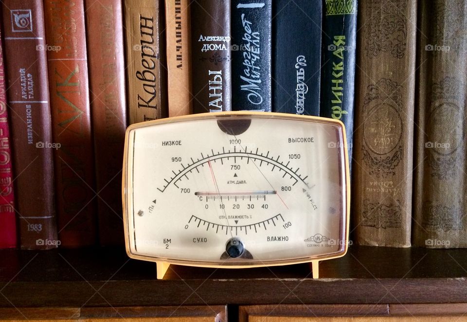 Barometer device for measuring pressure
