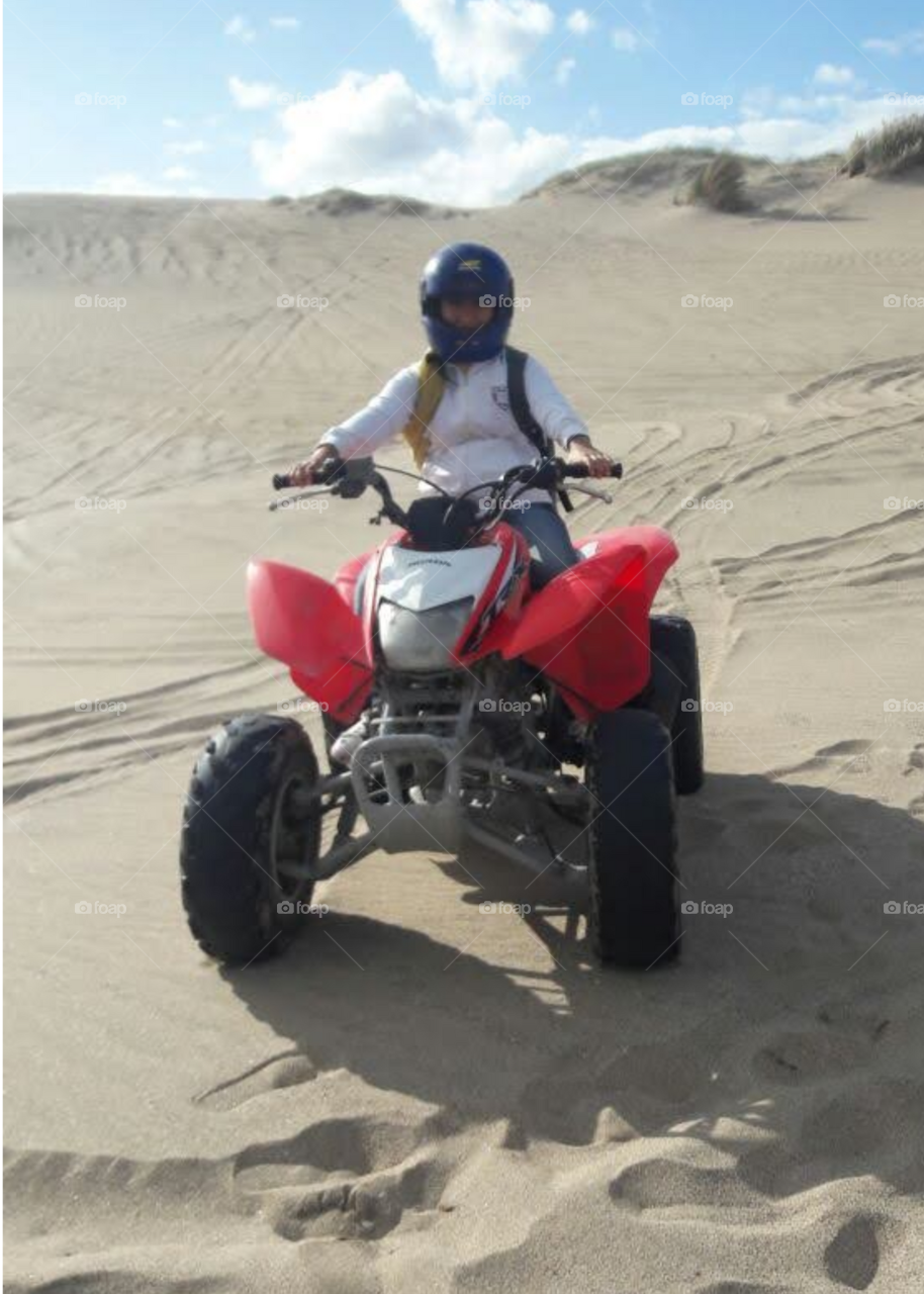 conduciendo moto en médanos de la playa