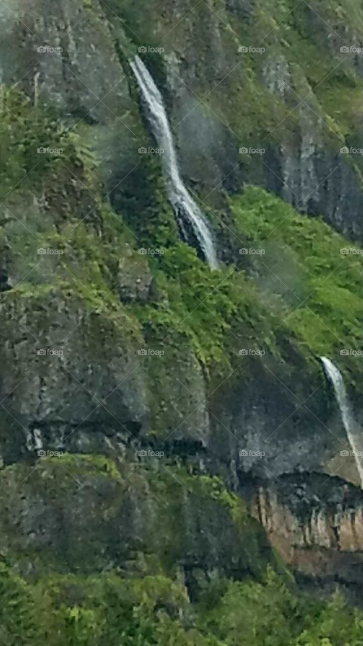 little wet weather waterfall next to Multnomah Falls in Oregon
