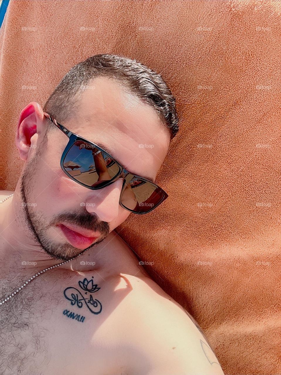 A beach selfie. Sunshades and a relaxed summer vacation mood.