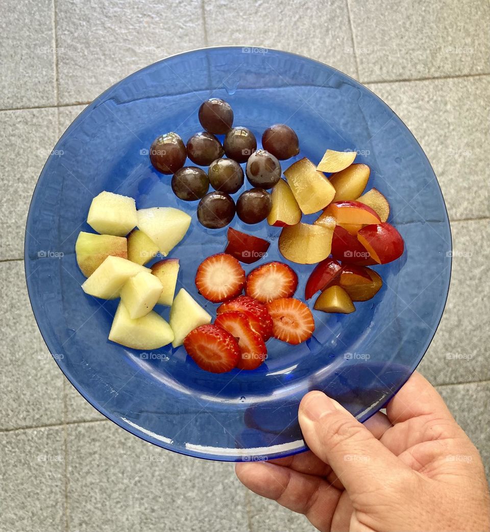 Hoje temos saborosas frutinhas para a criançada: preparei uva, morango, ameixa e pêssego!
Tudo muito gostoso e saboroso, vale a pena se deliciar....
Coma frutas que faz bem.

#fruits