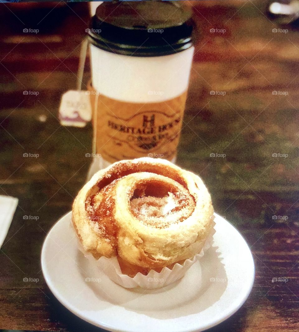 Cinnamon roll/ muffin hybrid “cruffin” and London fog tea at breakfast with faculty and students in Tuscaloosa cafe
