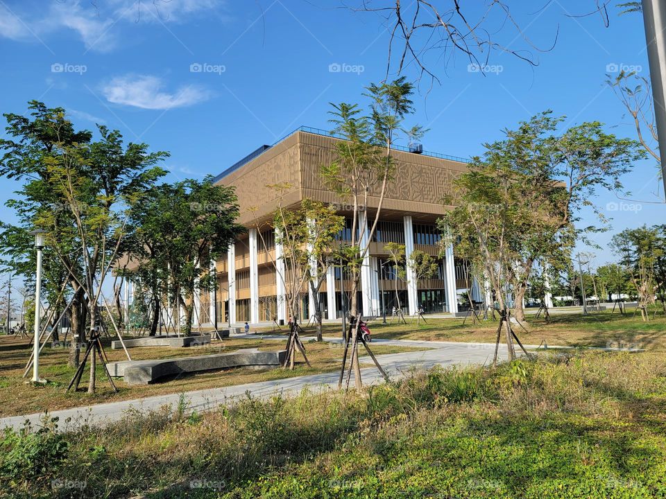 Tainan Main Public Library.
The architectural design caters to the local climate and climate. The layered areas on the upper part of the building allow the floors below to be illuminated to avoid the intense sunlight.