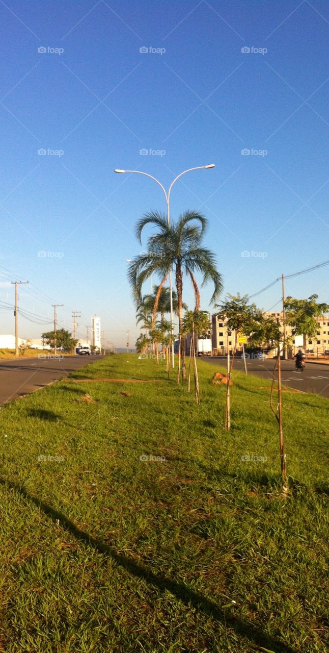 GR Park, em Jundiaí, quase na divisa com Itupeva. Eis aqui uma foto quase simétrica do céu e da estrada!