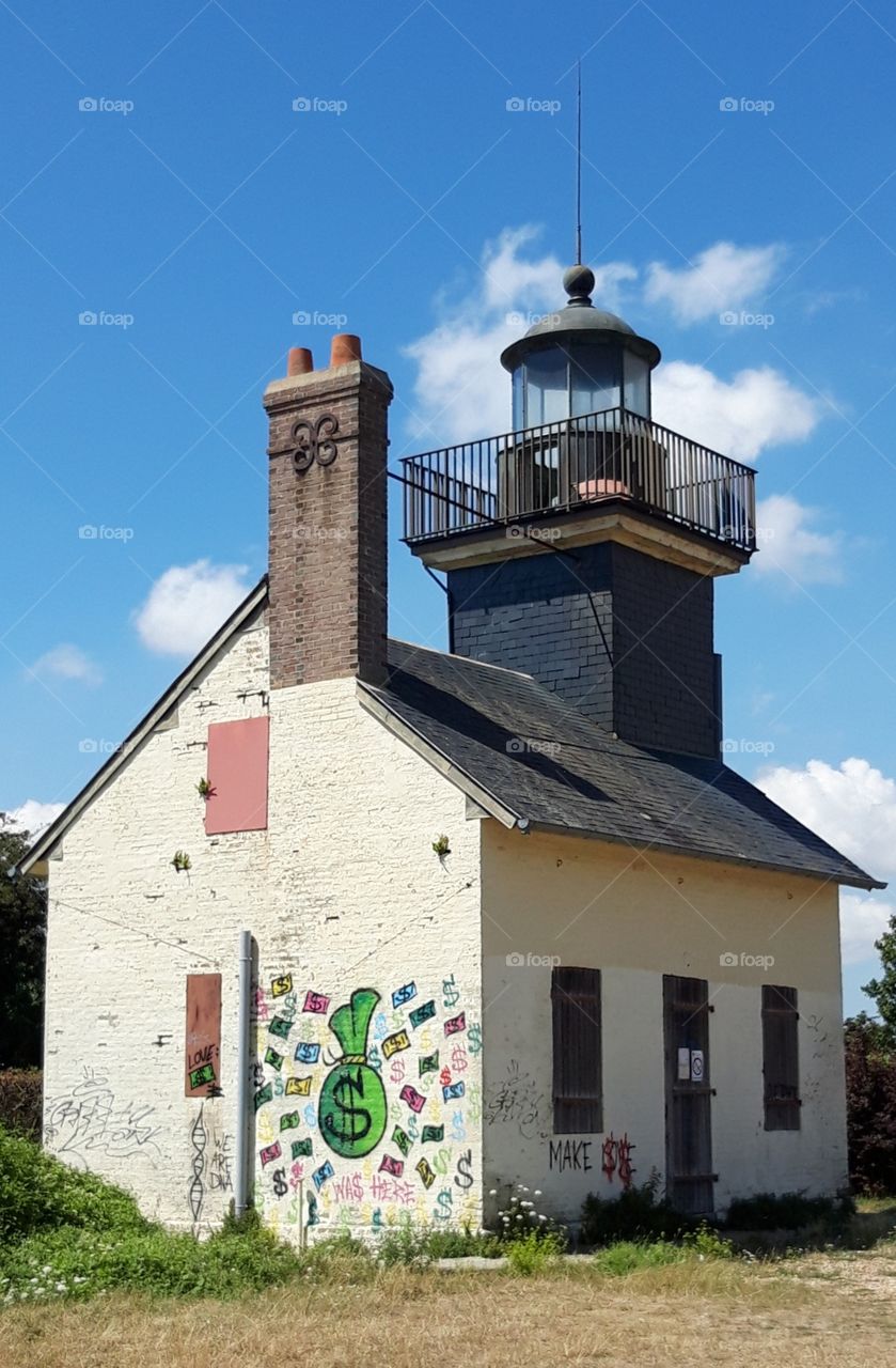 lighthouse and streetart in Normandy