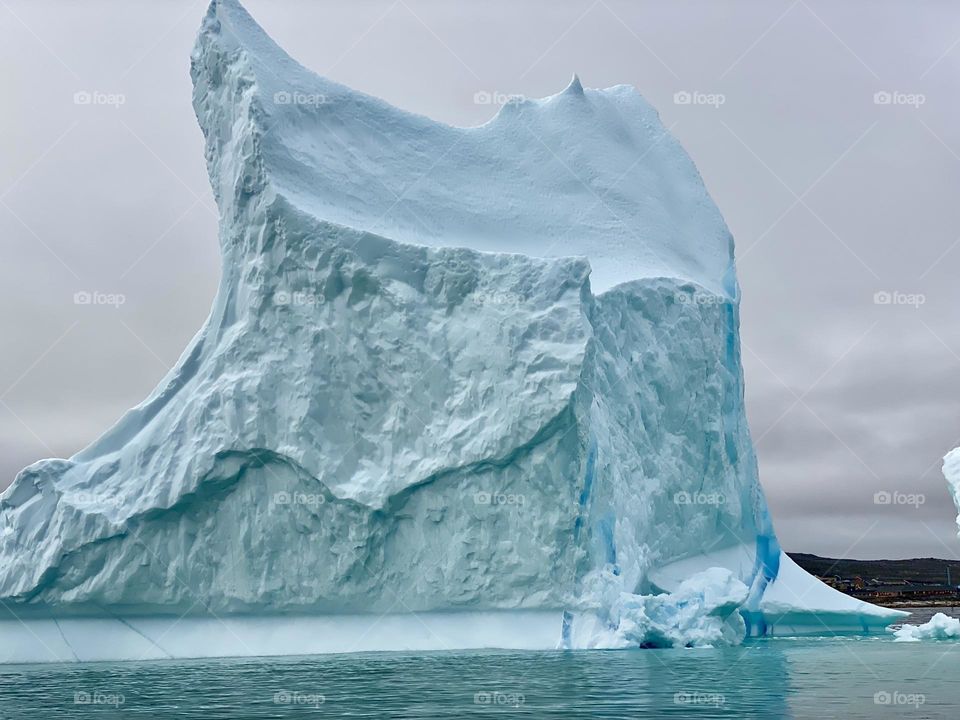 A blue tinted iceberg 
