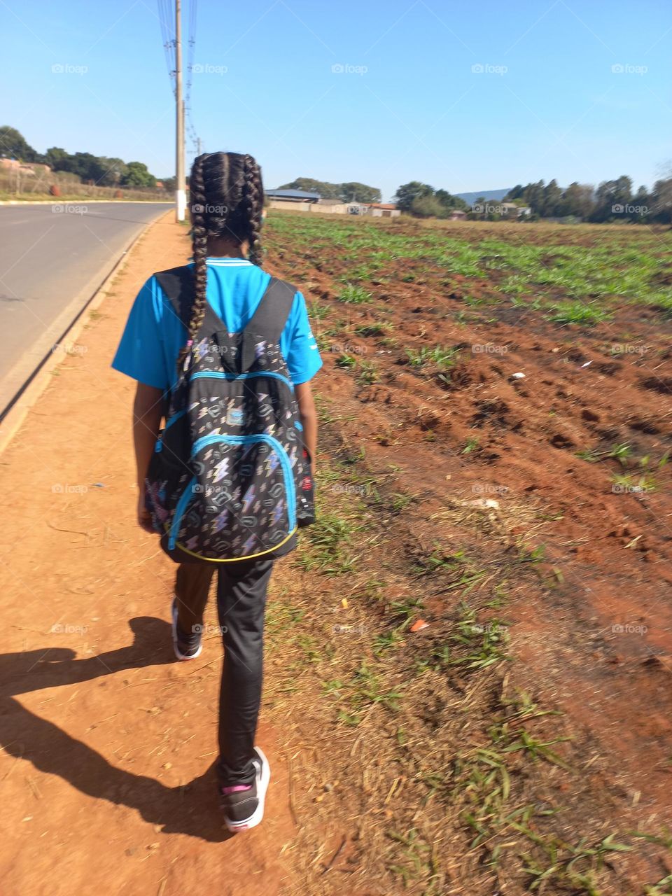 Criança  a caminho  da escola em busca de um futuro promissor.  A  escola desempenha um papel importante na construção  do futuro dos estudantes, fornecendo orientação,  desenvolvimento  de habilidades  socioemocionais e práticas de aprendizagens...