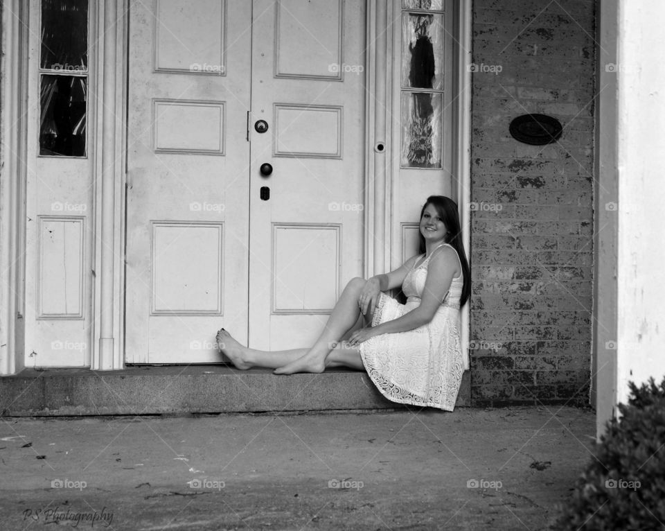 girl on porch. senior photo shoot at old farmhouse