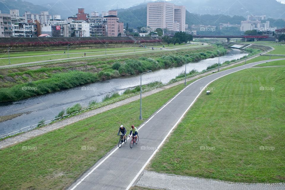 河邊單車男子對話。Riverside Men's talk on bikes Taipei Taiwan