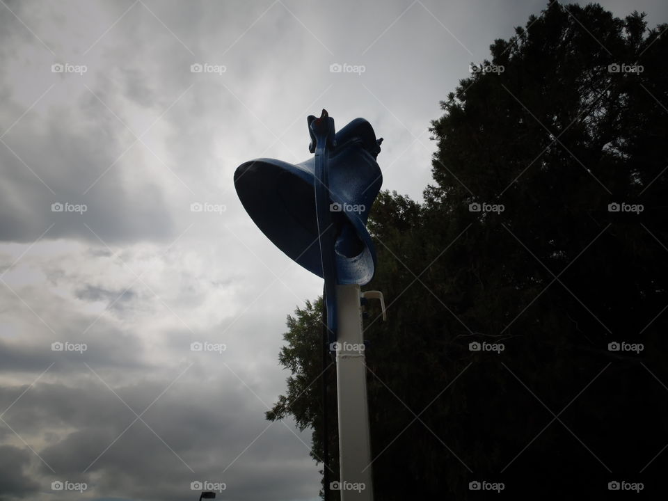 dinner bell 🔔. This is a picture of the bell that is used for the football game.