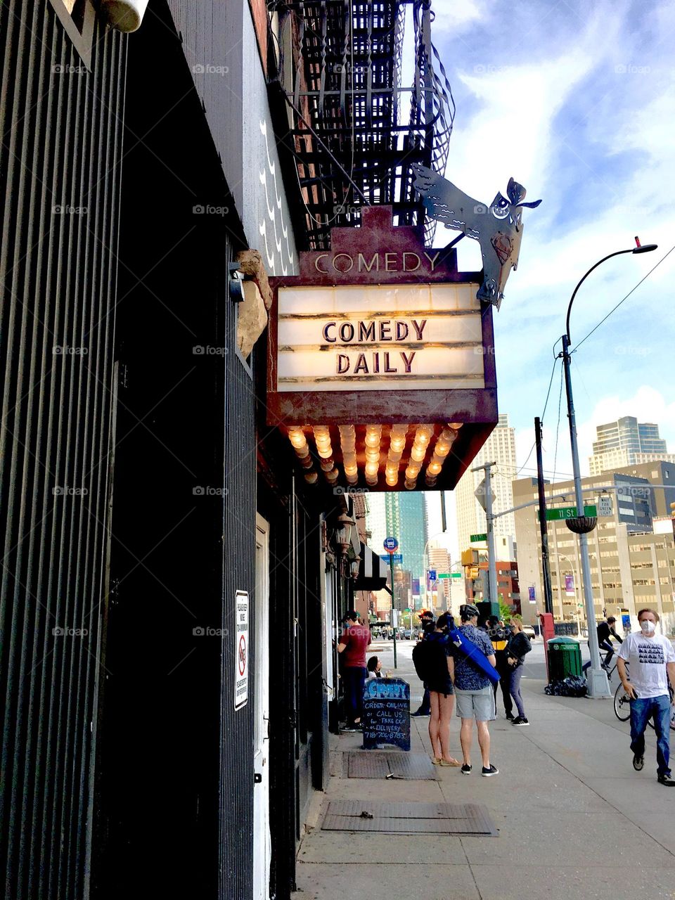 The „Comedy Daily“ standup comedy club in LIC, Queens in the vicinity of „Vernon Jackson Ave“ has, unfortunately since closed its doors. This nostalgic photograph is from 2020. Hypnotic Productions