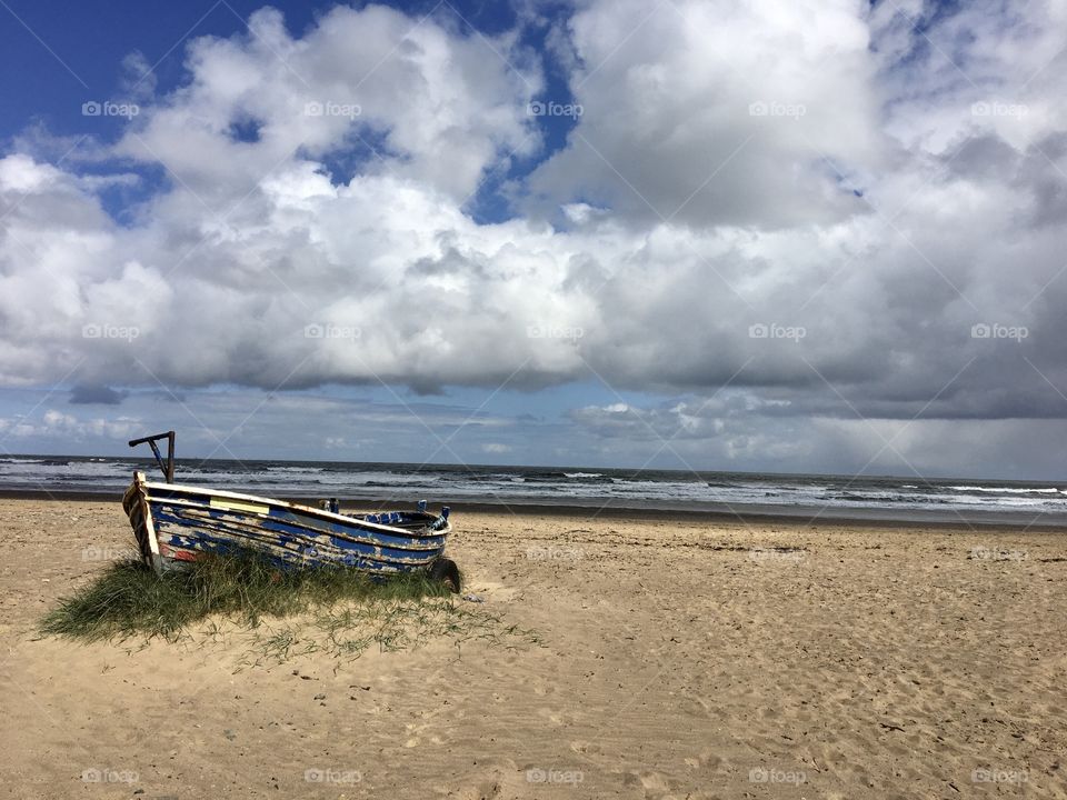 Disused boat on the beach at Marske💜