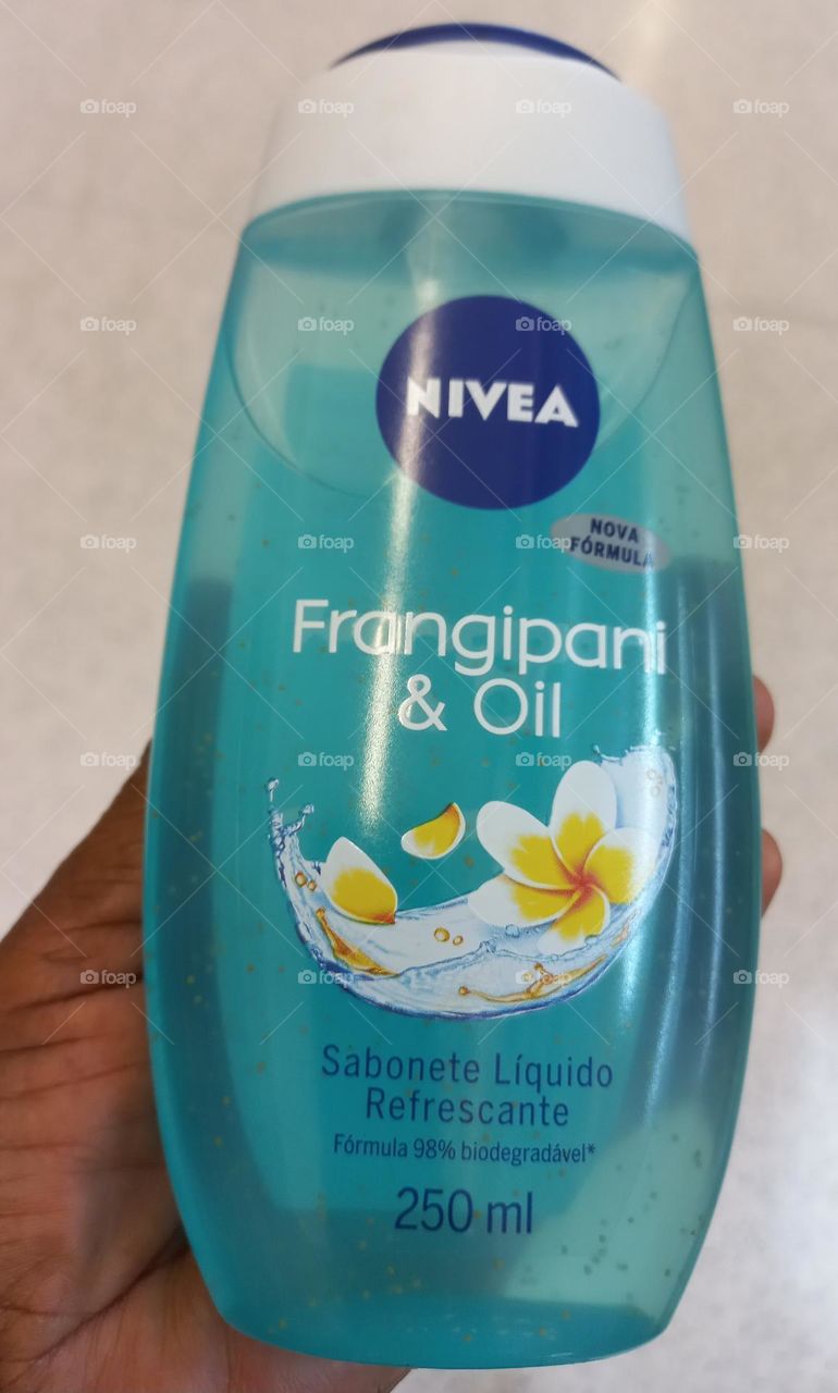 Aroma e frescor. NIVEA Frangipani & Oil Sabonete Líquido Refrescante. Fórmula exclusiva,  com tecnologia  NIVEA Hidra Q1 e óleo de girassol, que atua como um dermo protetor: pele macia, hidratada e nutrida. A NIVEA  cuida da sua pele com carinho