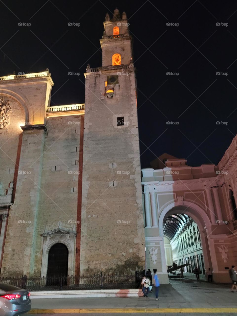 iglesia antigua iluminada de noche