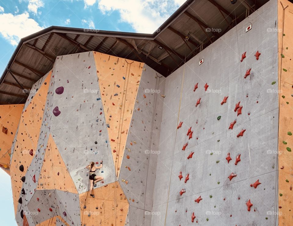 Archiving the top of climbing wall 
